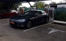 Gasolineira tenta cobrar 40 mil euros para carregar Tesla Model S