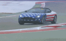 Verstappen, Ricciardo e um DB11 forrado com a bandeira dos EUA