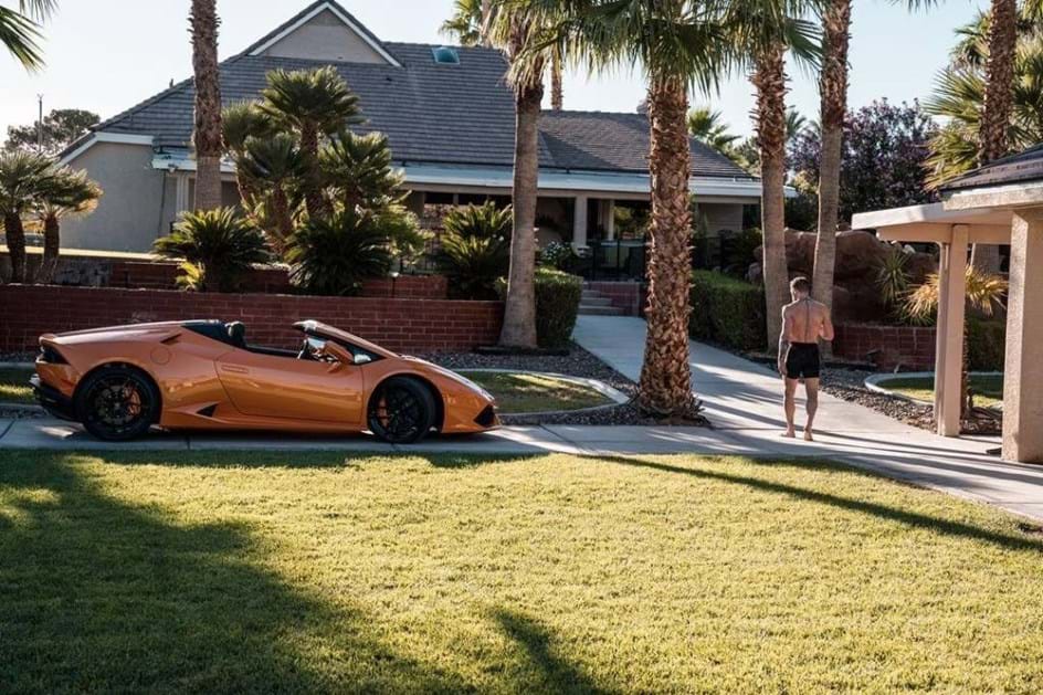 Conheça a coleção de carros que Conor McGregor ostenta na internet