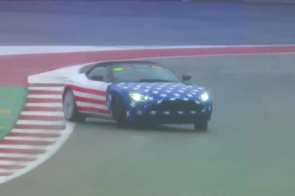 Verstappen, Ricciardo e um DB11 forrado com a bandeira dos EUA