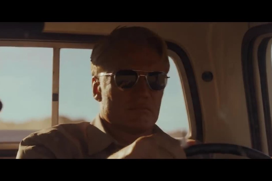 Actor de Hollywood Dolph Lundgren treinou exército de... escavadoras da Volvo!