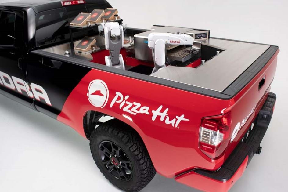 Esta “pick-up” Toyota a hidrogénio tem dois robôs que fazem… pizzas!