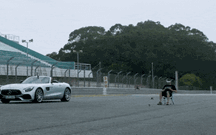 Mercedes-AMG GT Roadster contra um drone: quem ganha?