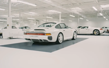 Esta colecção impressionante tem 65 Porsches... todos brancos!