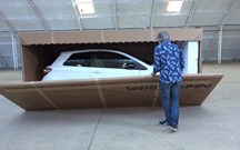 James May fez unboxing de um Toyota Yaris GRMN de tamanho real