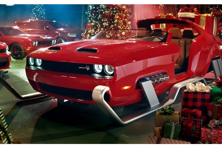 Pai Natal transformou Dodge Challenger em trenó de 808 cv