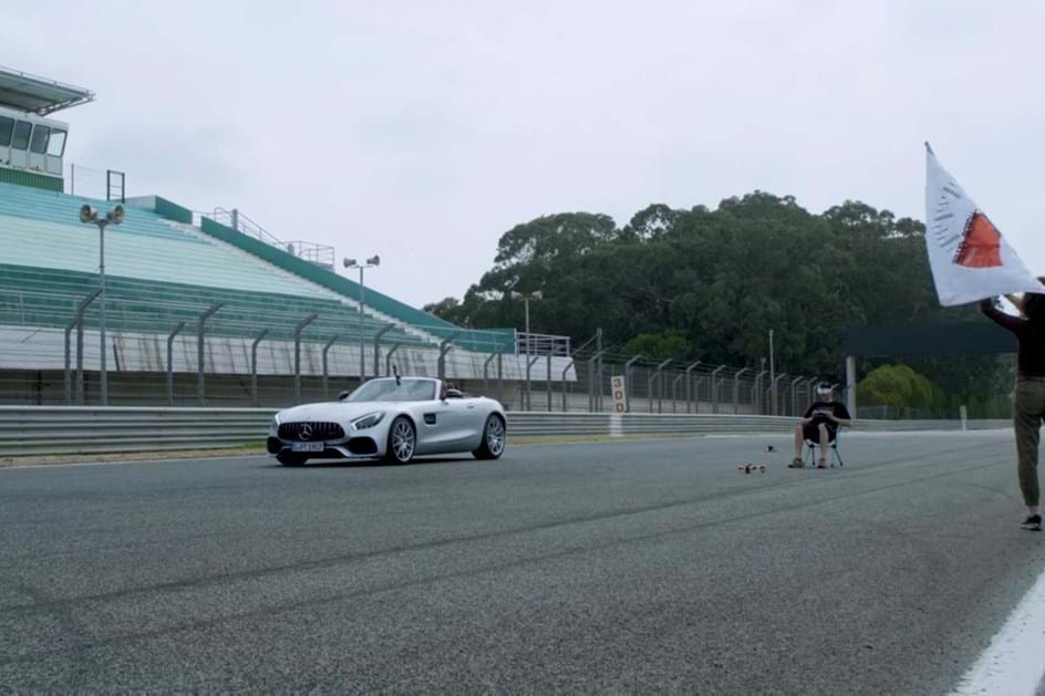 Mercedes-AMG GT Roadster contra um drone: quem ganha?