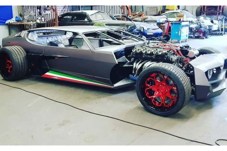 Lamborghini Espada vira Hot Rod "cyberpunk" radical