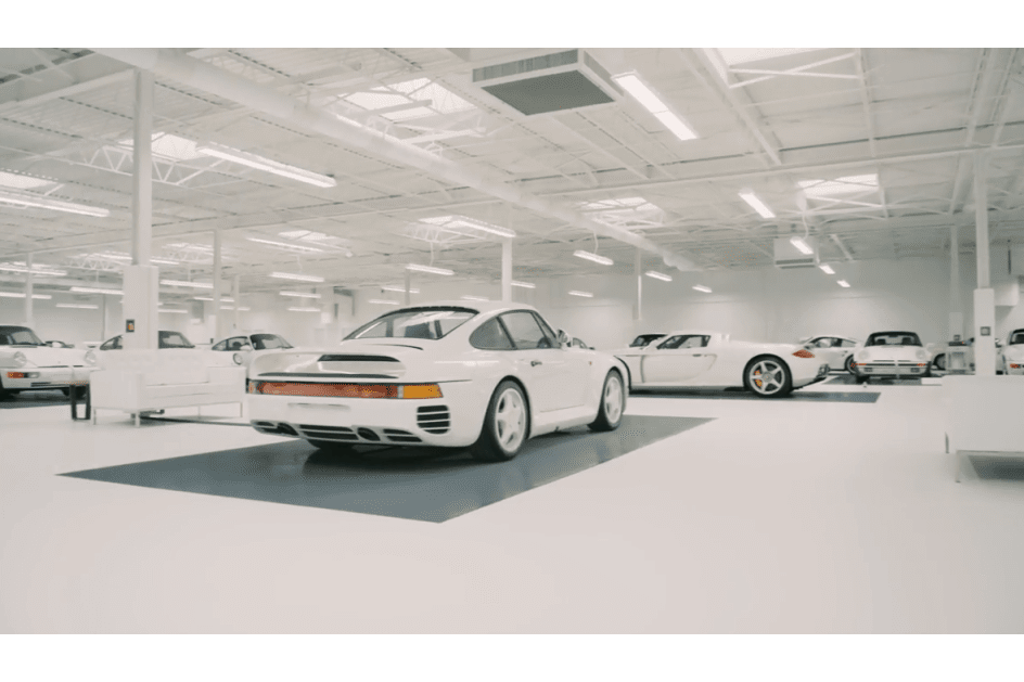 Esta colecção impressionante tem 65 Porsches... todos brancos!