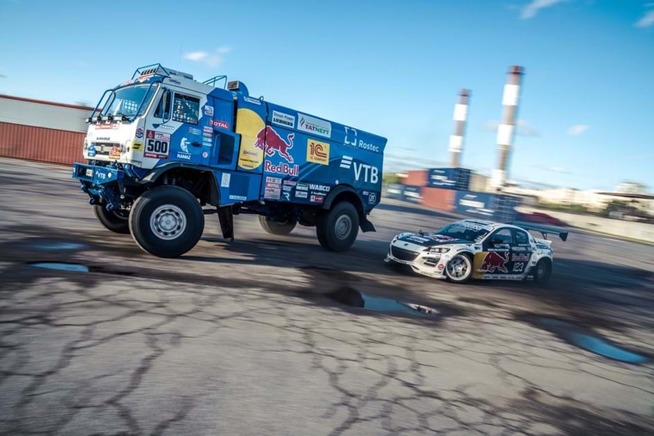 Red Bull meteu camião de 9 toneladas a derrapar ao lado de Mad Mike