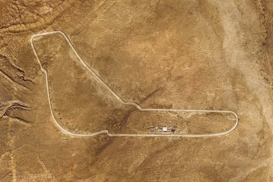 BMW criou pista de Monza no deserto para promover o novo X5