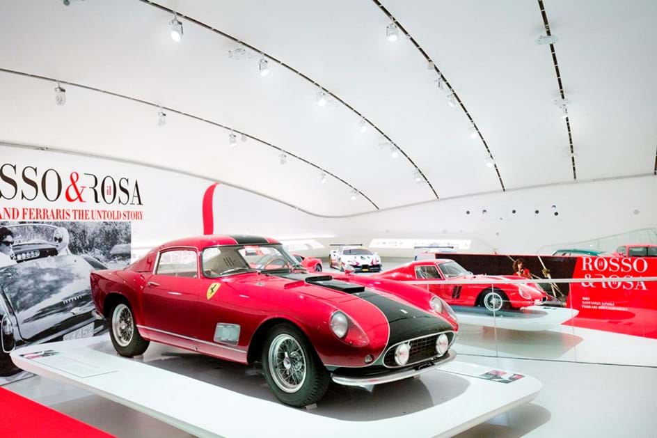 As mulheres e a Ferrari na exposição “Rosso & Rosa”