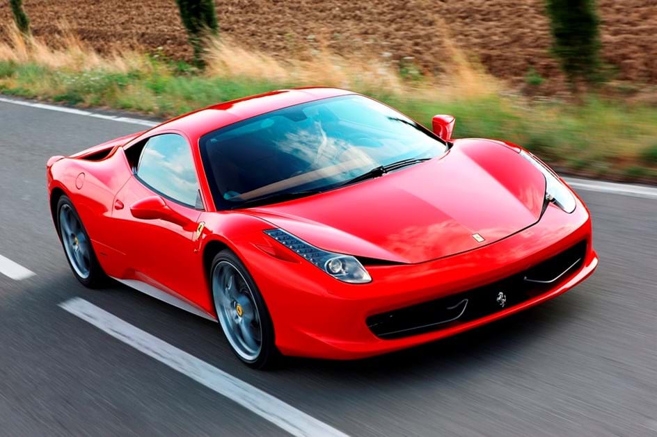 Empregado de estacionamento devolve Ferrari 458 ao dono com porta destruída