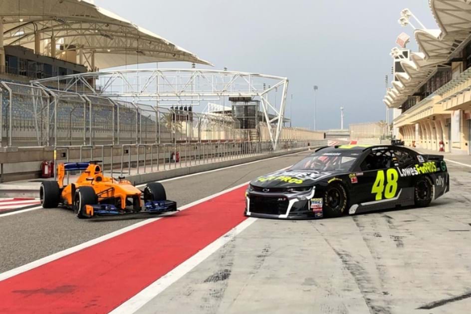 Depois da despedida da F1, Alonso foi ao Bahrein andar no NASCAR de Jimmie Johnson