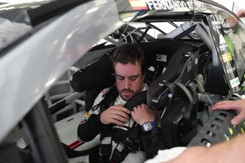 Divertida aventura de Alonso no NASCAR de Jimmie Johnson, agora em vídeo
