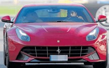 Gonçalo Guedes surpreende ao volante de Ferrari F12 de 300 mil €