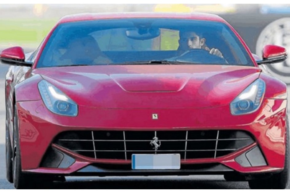 Gonçalo Guedes surpreende ao volante de Ferrari F12 de 300 mil €
