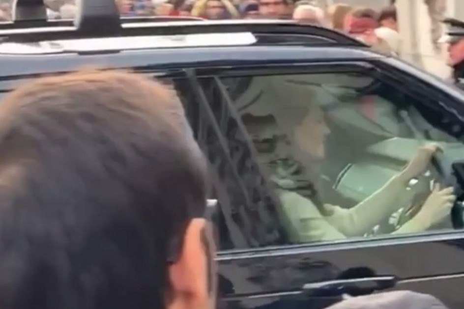Kate Middleton chega ao Palácio de Buckingham ao volante de um Land Rover Discovery