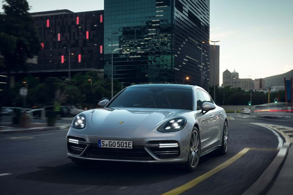 A Porsche “chamou” às oficinas 74.585 Panamera