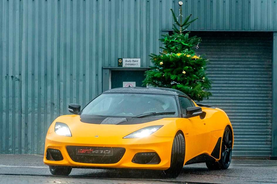 Foi a derrapar que a árvore de Natal chegou à Lotus!