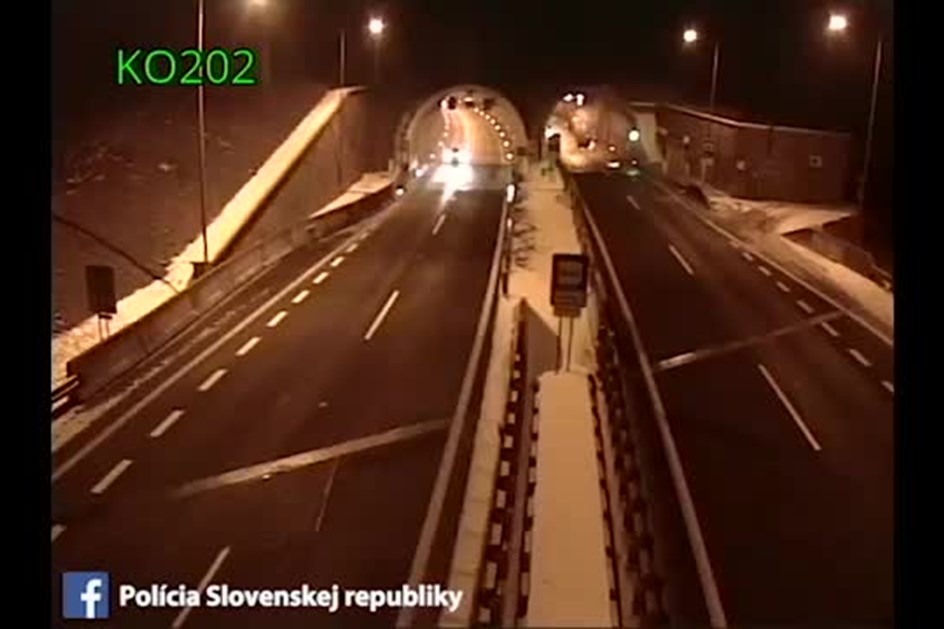 BMW voa contra o tecto de um túnel na Eslováquia