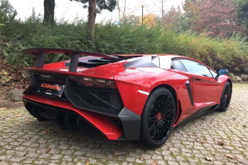 Um dos 600 Lamborghini Aventador LP750-4 SV à venda em Portugal por 550 mil  euros - Actualidade - Aquela Máquina