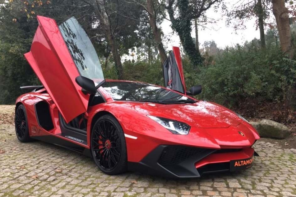 Um dos 600 Lamborghini Aventador LP750-4 SV à venda em Portugal por 550 mil  euros - Actualidade - Aquela Máquina