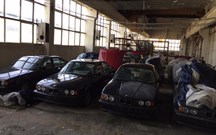 Onze BMW Série 5 com zero quilómetros encontrados em barracão
