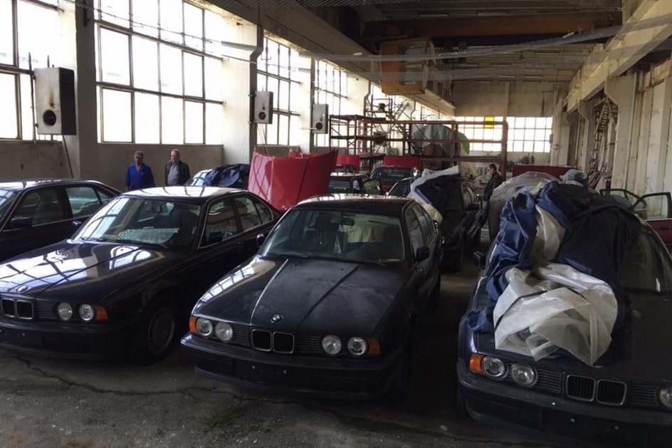 Onze BMW Série 5 com zero quilómetros encontrados em barracão