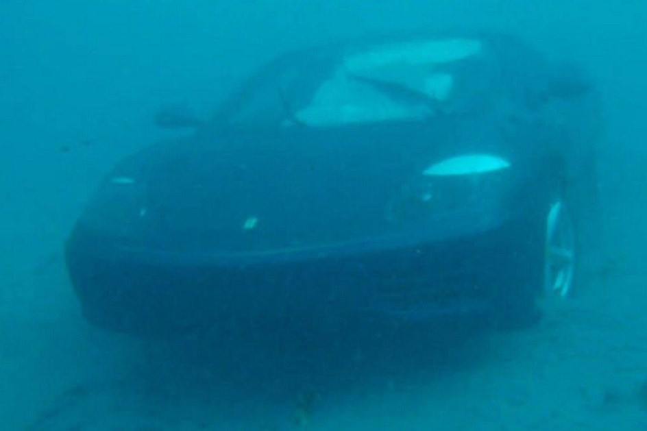 Este Ferrari 360 Modena acabou no fundo do mar