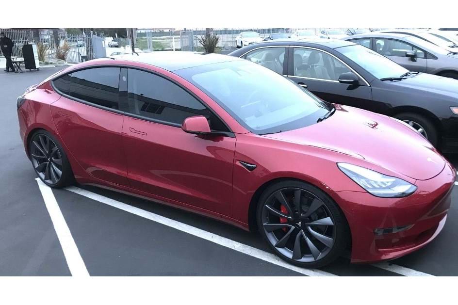 Já pode criar e comprar o Tesla Model 3 dos seus sonhos 