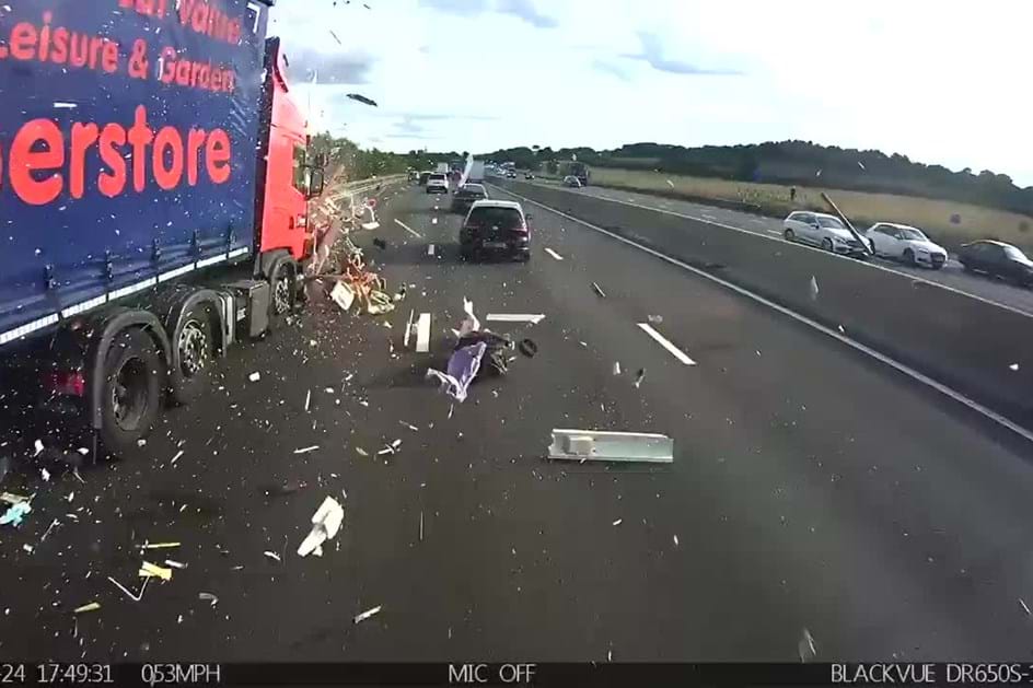 Camião “explode” caravana no meio da auto-estrada