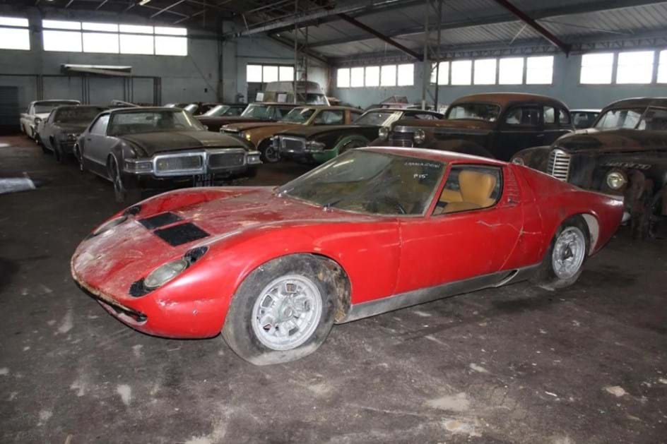 Lamborghini Miura descoberto em barracão abandonado com 81 carros