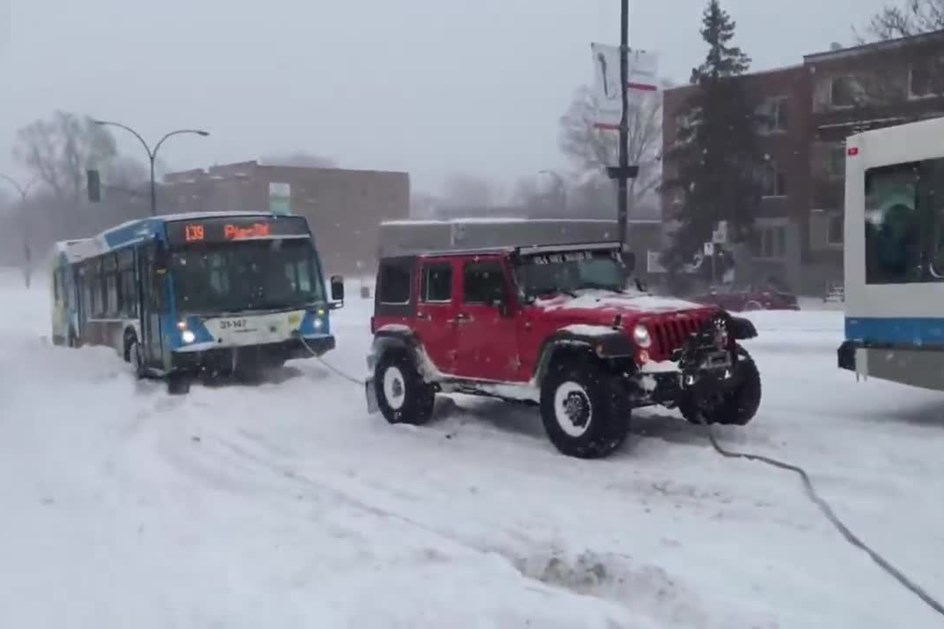Autocarro preso na neve foi “salvo” por três todo-o-terreno