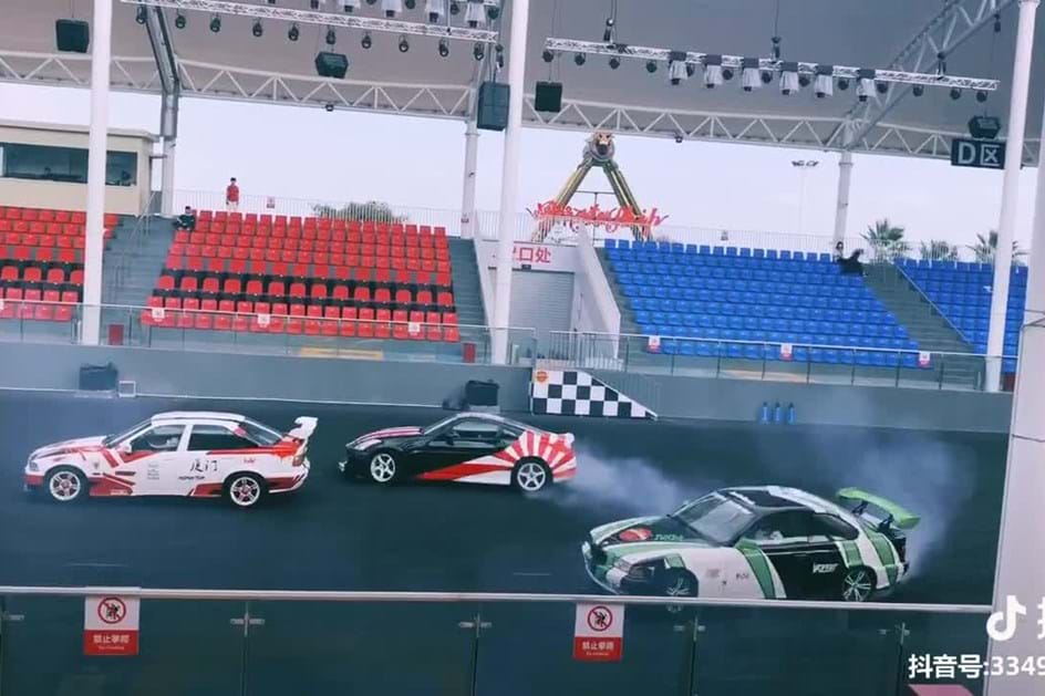 Impressionante: Drift sincronizado no Japão junta 5 carros!