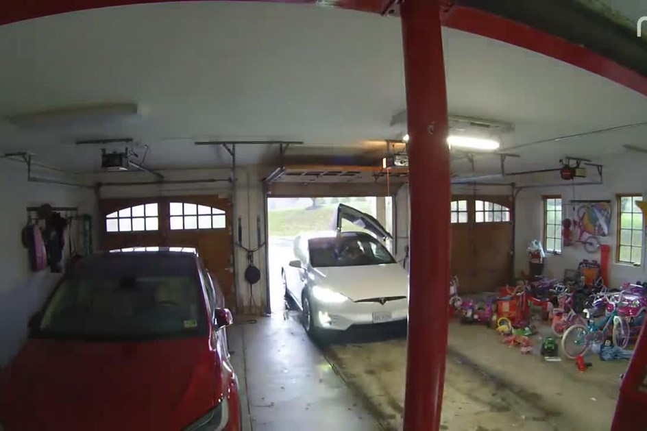 Saiu da garagem com uma porta do Tesla Model X aberta