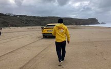 O que está a fazer um Lamborghini Urus na Praia do Norte na Nazaré?