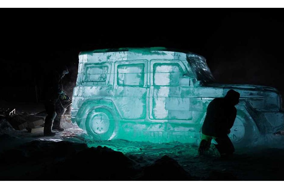 Mercedes Classe G virou escultura em gelo com 3.000 kg