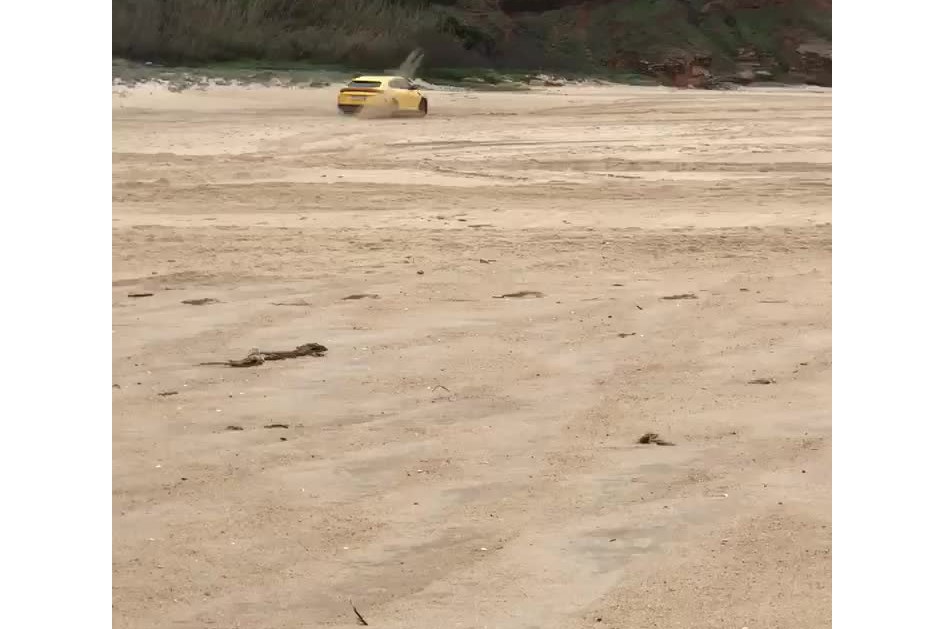 O que está a fazer um Lamborghini Urus na praia da Nazaré?