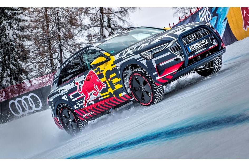  Audi e-tron eléctrico subiu pista de ski com 85% de inclinação