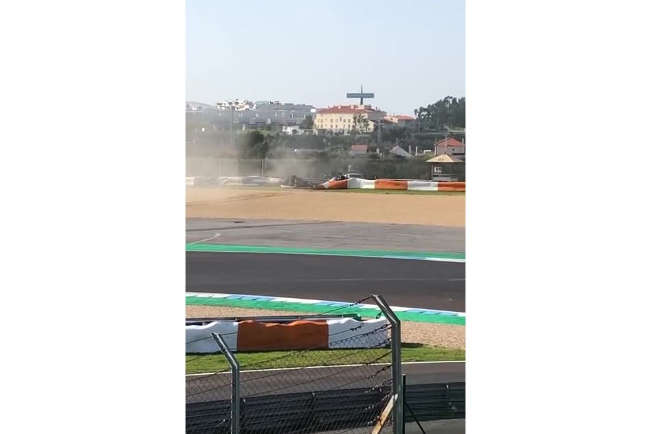 Audi RS3 com 700 cv despistou-se com violência no Circuito do Estoril 