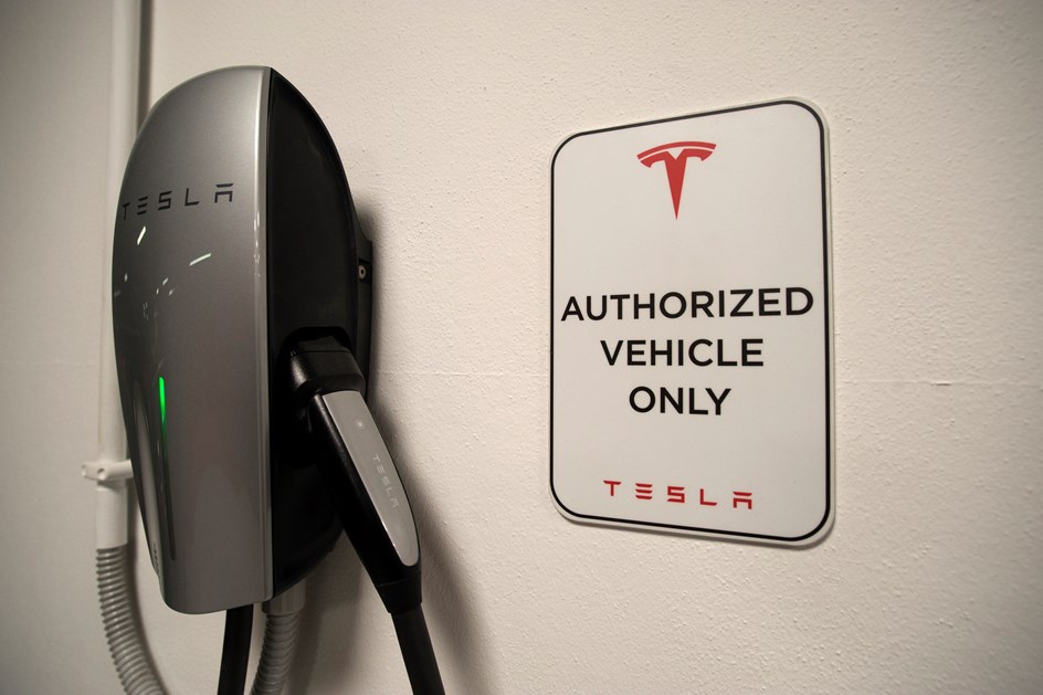 Tesla mostra tecnologia que permite carregar carros eléctricos em 15 minutos