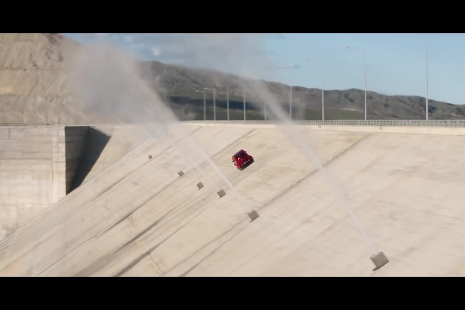 Mercedes Classe G andou na parede de uma barragem com 101 metros de altura