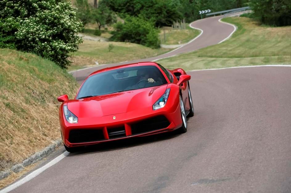 Ferrari manda recolher mais de 2 mil carros por risco de incêndio