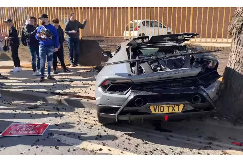 Lamborghini Huracán Performante de 300 mil euros destruído em evento de supercarros
