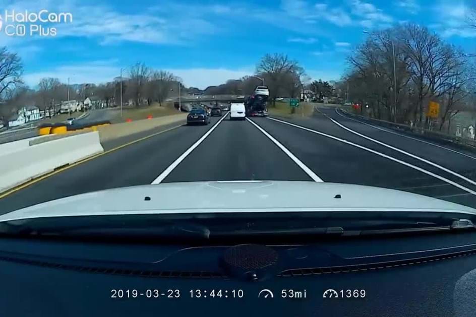 Camionista ignora altura de ponte e vê carro que transportava a… explodir! 