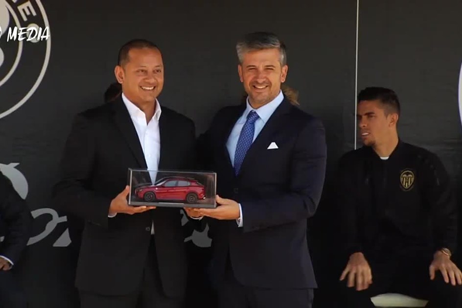 Jogadores do Valencia receberam novos Alfa Romeo para esta época 