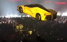 Drake tem Ferrari LaFerrari voador nos seus concertos