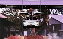 Um Tesla Model X suspenso no ar? Cantor Jaden Smith surpreende no festival Coachella