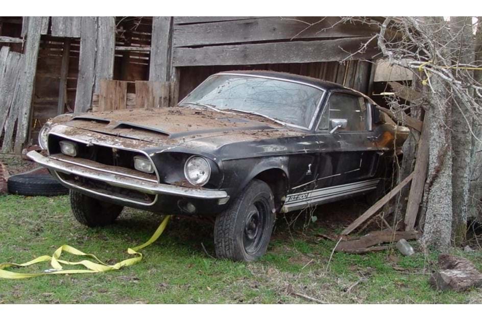 Shelby GT500 encontrado em celeiro abandonado vai a leilão